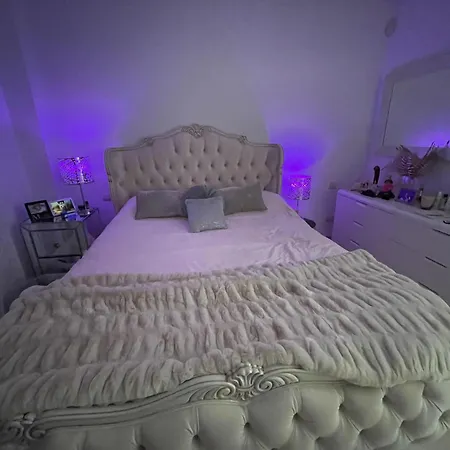 Modern 2 Bed In Марбелья